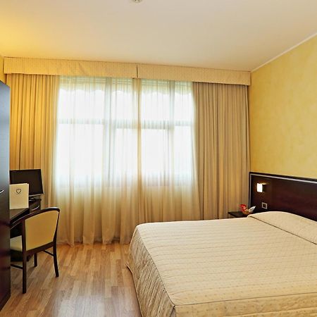 Hotel Visconti Кардано ал Кампо Екстериор снимка