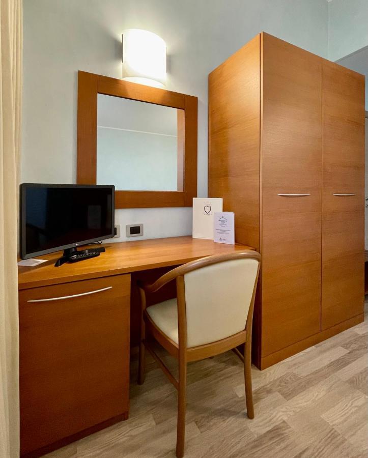 Hotel Visconti Кардано ал Кампо Екстериор снимка