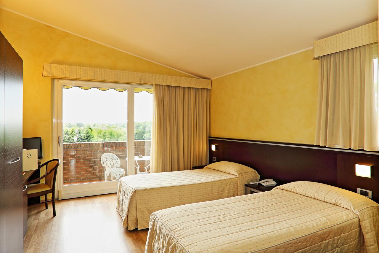 Hotel Visconti Кардано ал Кампо Екстериор снимка