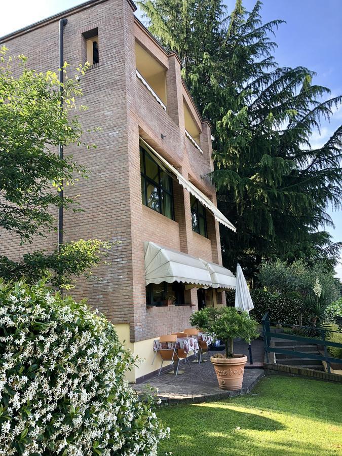 Hotel Visconti Кардано ал Кампо Екстериор снимка