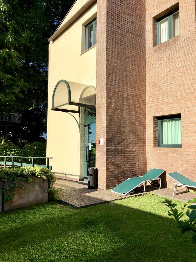 Hotel Visconti Кардано ал Кампо Екстериор снимка