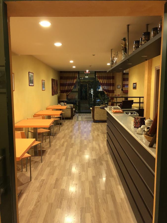 Hotel Visconti Кардано ал Кампо Екстериор снимка
